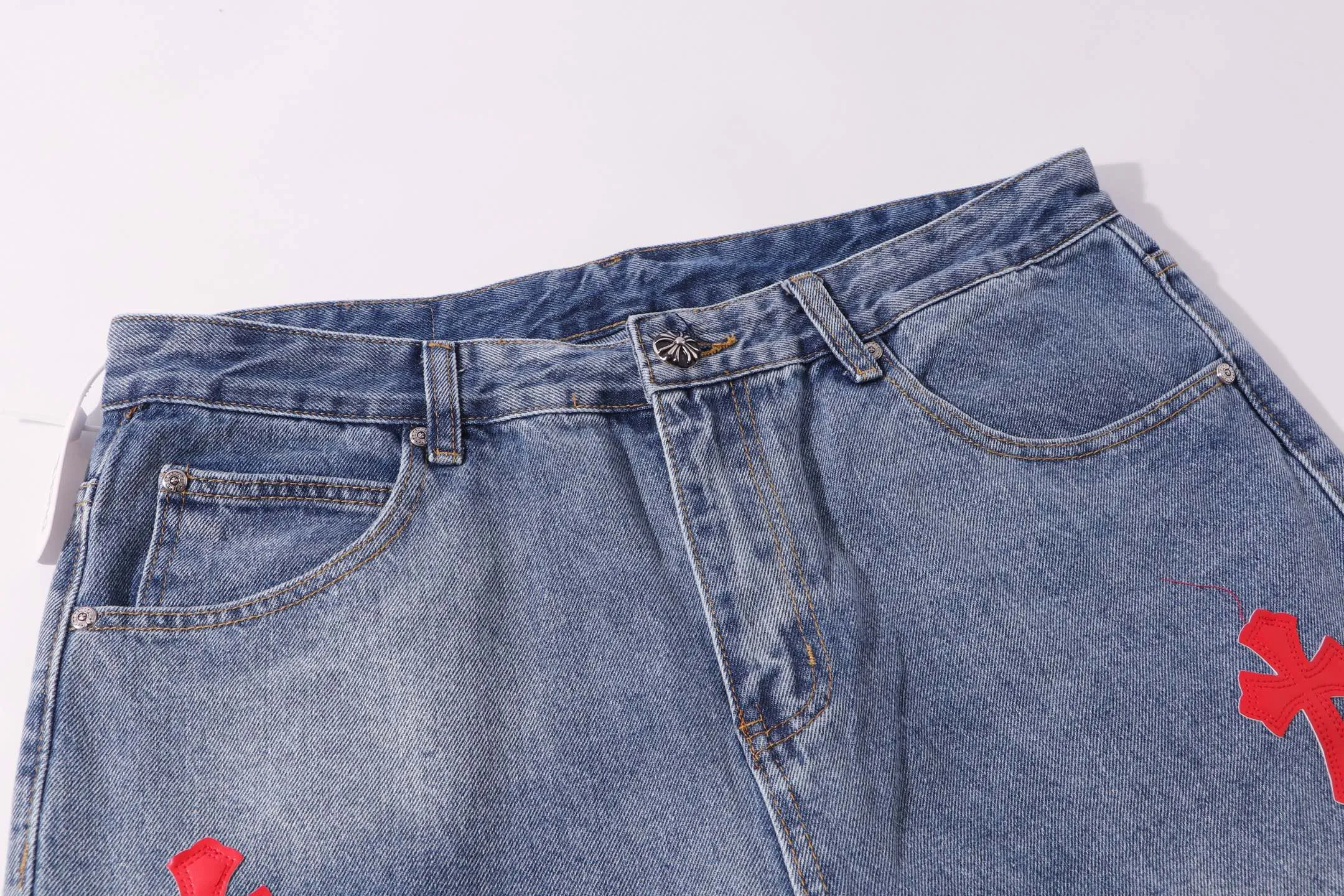 P260 Style No.: H907 Croxin & 𝐂𝐡𝐫𝐨𝐦𝐞 𝐇𝐞𝐚𝐫𝐭 ss25 blue pants red leather Sanskrit leather limited patchwork jeans. Styles with different washed textures are very friendly to people with thin legs. The slightly flared version perfectly modifies the leg shape. The timeless and moderate length makes it easy to match and match. It is the basis for various styles and is a must-have in your wardrobe! The fabric is stiff but also makes the upper body soft without losing texture. The washing process is even more perfect. It is a must-have item for everyone! ! ! Washed wheat, hang tag, pants label, three labels complete Color: blue Size: 28-30-32-34